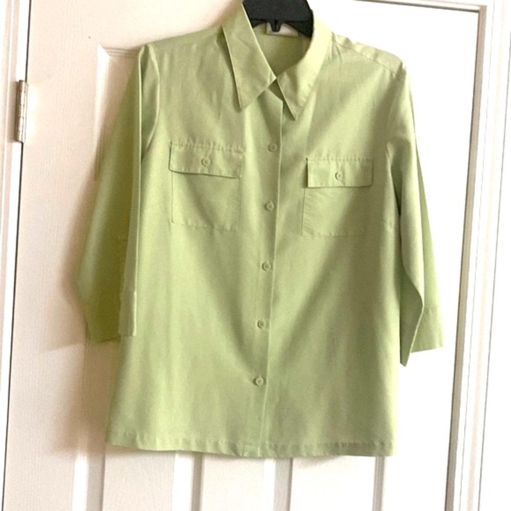 Liz Claiborne beautiful M 8P. Machines,two pockets.light green Lemon feels soft